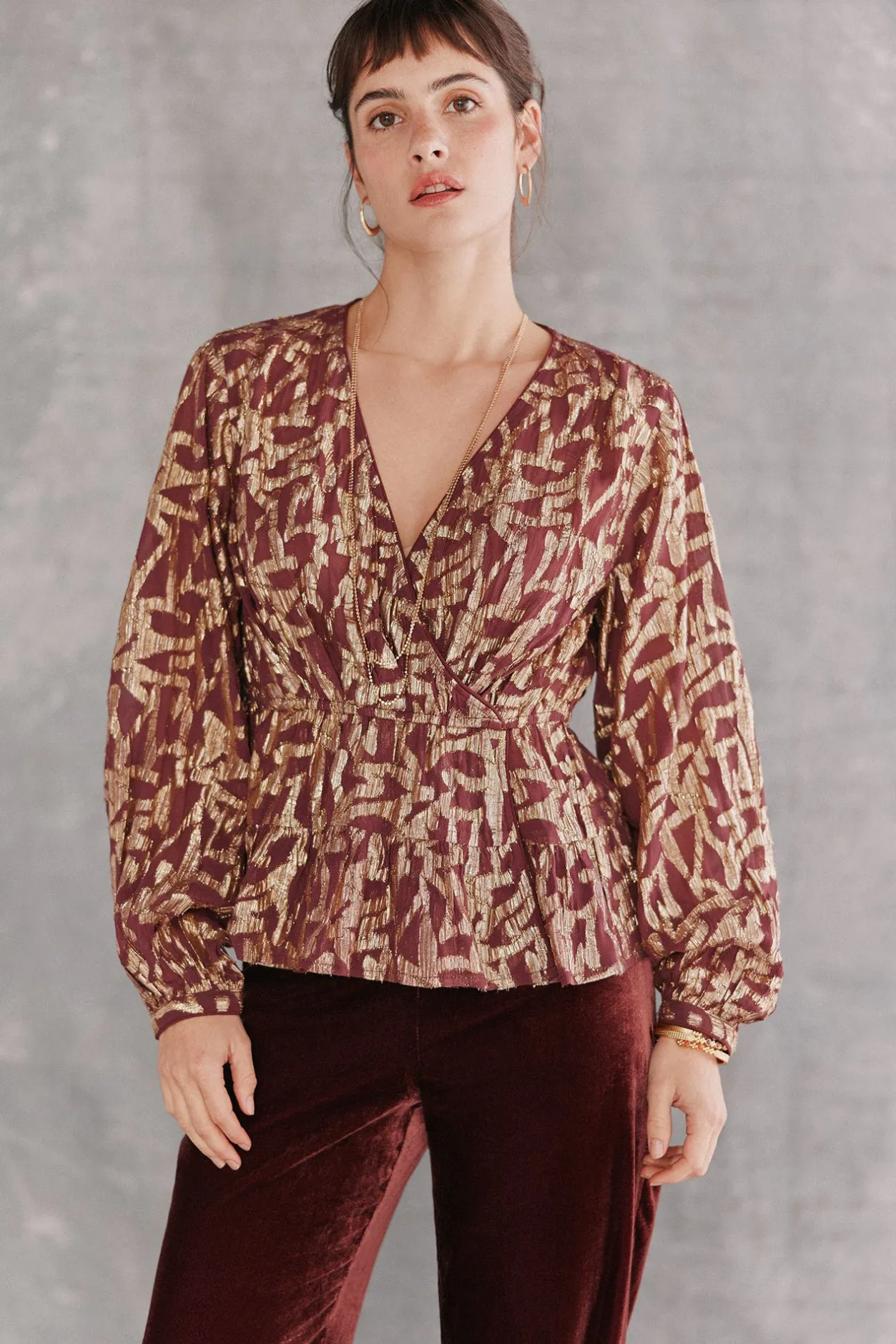 cece_blusa_jacquard_dorad_3.webp Sale Cece. Blusa jacquard dorado. Mujer Blusas Y Camisas