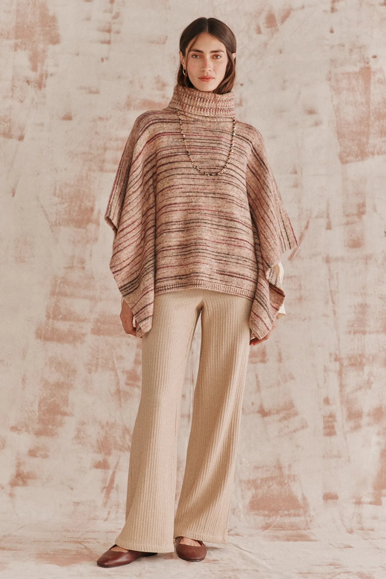 teocleta_poncho_de_punto_2.webp Shop Teocleta. Poncho de punto Mujer Abrigos Y Chaquetas | Jerséis Y Cárdigans