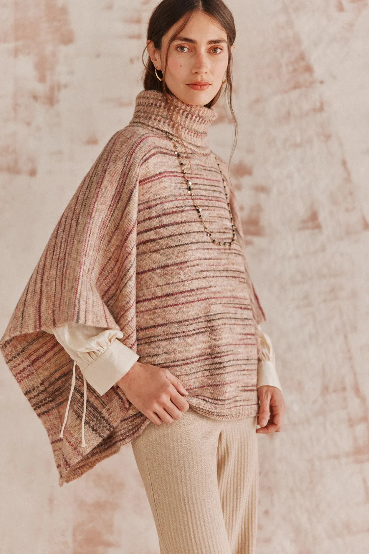 teocleta_poncho_de_punto_3.webp Shop Teocleta. Poncho de punto Mujer Abrigos Y Chaquetas | Jerséis Y Cárdigans