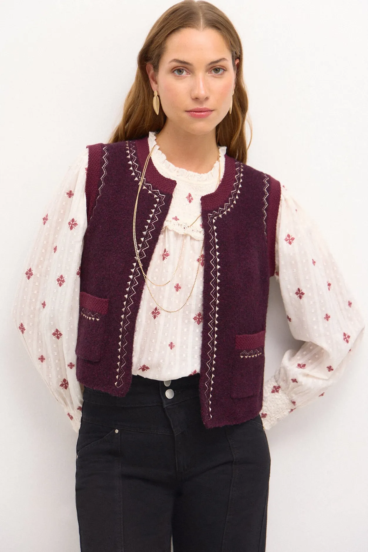 teodora_chaleco_de_punto__3.webp Sale Teodora. Chaleco de punto bordado Mujer Chalecos | Jerséis Y Cárdigans
